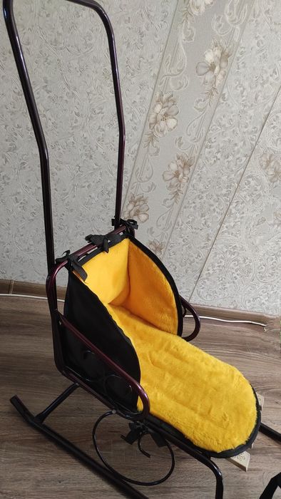 Санки дитячі зі знімною спинкою, металеві з дерев’яним сидінням,бордо