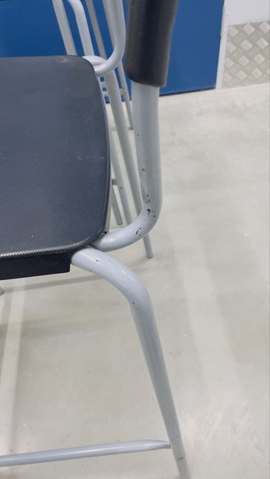 Cadeiras altas de metal e plastico