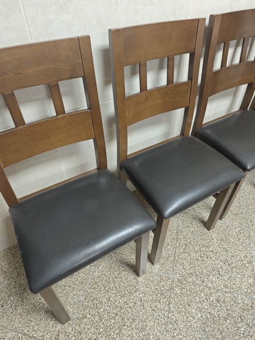 Conjunto  mesa em granito e carvalho maciço + 10 cadeiras madeira maciça 
A mesa e as cadeiras estão em bom estado de conservação. 
2000 € negociavel