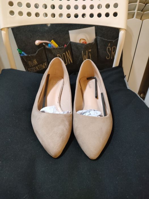 Beżowe buty czółenka