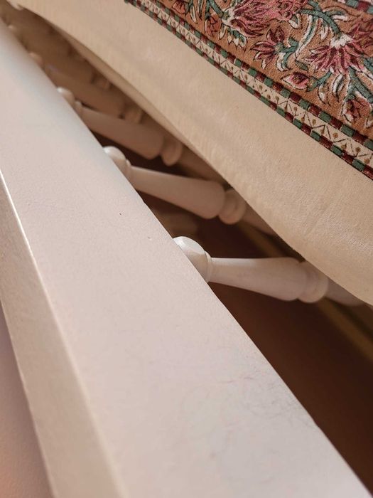 Cama corpo e meio branco com mesa de cabeceira, cor de rosa