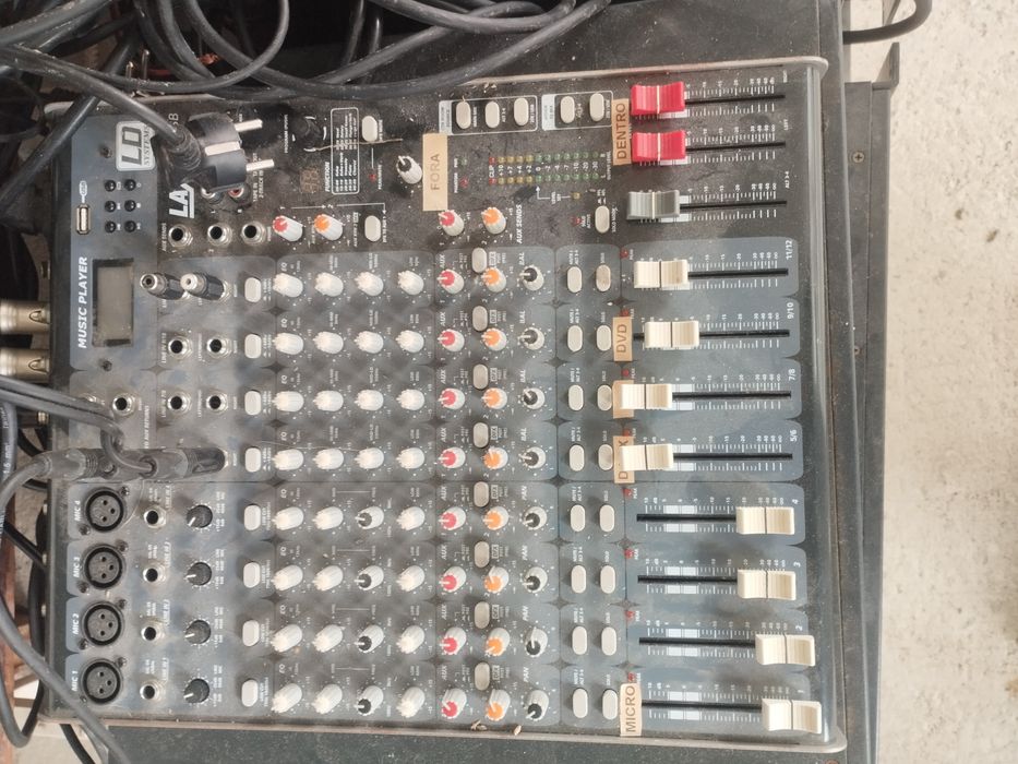 Vendo  mesa de som e 4 amplificadores