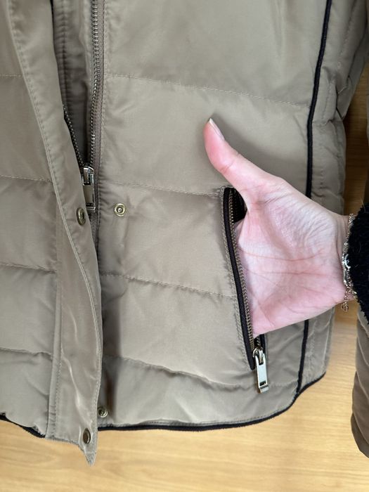 Casaco impermeável de penas com capuz