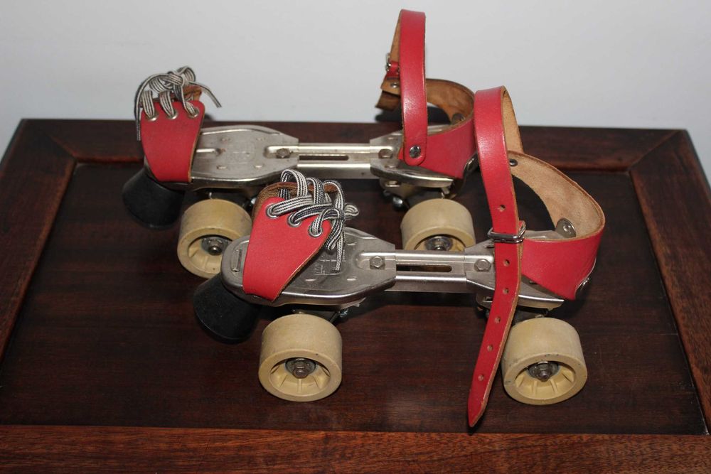 Patins vintage fabricados, nos anos 80, na República Democrática Alemã