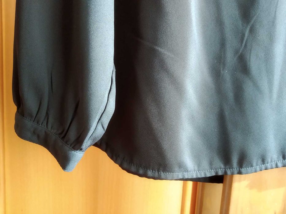(NOVA, PORTES GRÁTIS) Blusa Preta de Mulher c/ Bordados (Tam. 44)