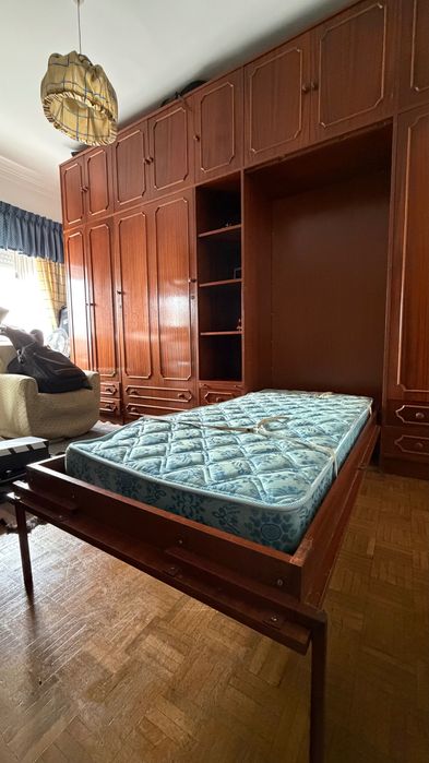 Quarto modular com 2 camas rebatíveis integradas + roupeiro + mesas de cabeceira