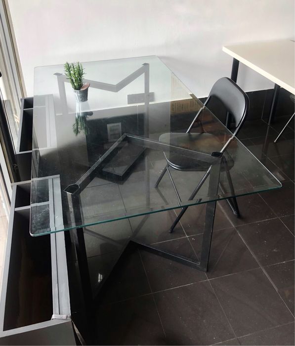 Duży szklany stół metalowe nogi stylowy jadalnia nowoczesny design