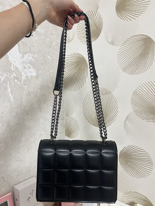 Чорна сумочка на ланцюжку