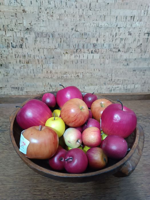 Sacos de diversas maçãs decorativas