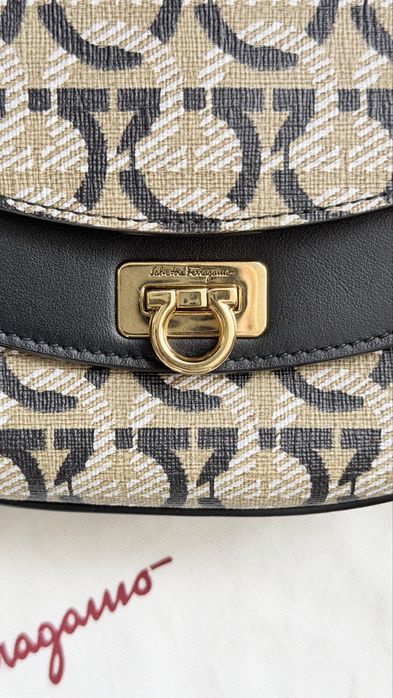 Сумка Ferragamo оригінал (з чеком) не носилась