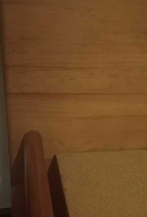 Cama de casal em madeira.