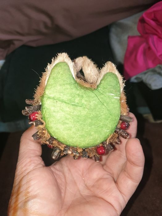 Ежик из соломы и дерева