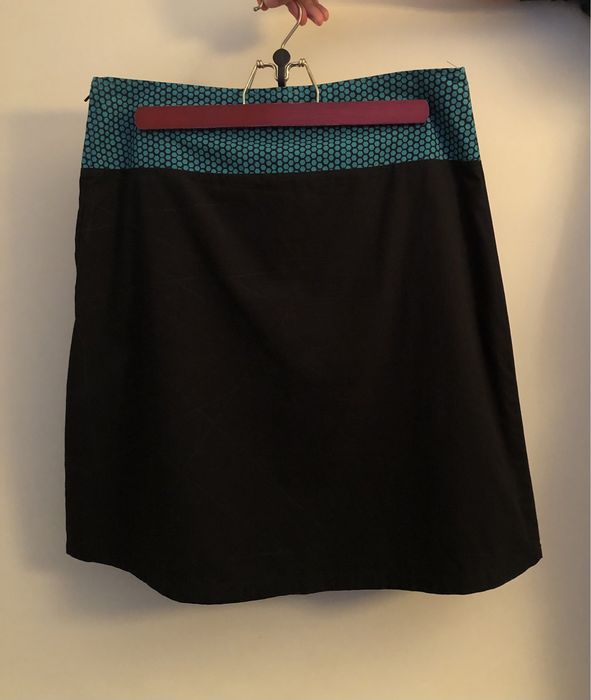 Saia preta estampada, com cintura descaída.
