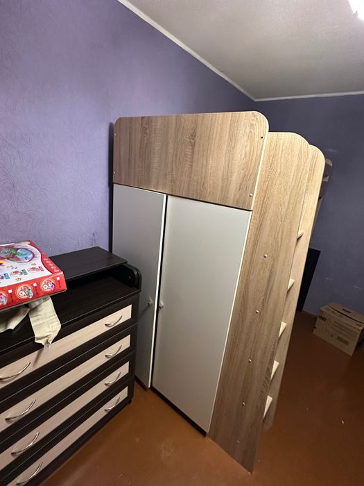 Кровать для дітей з столом та шкафом