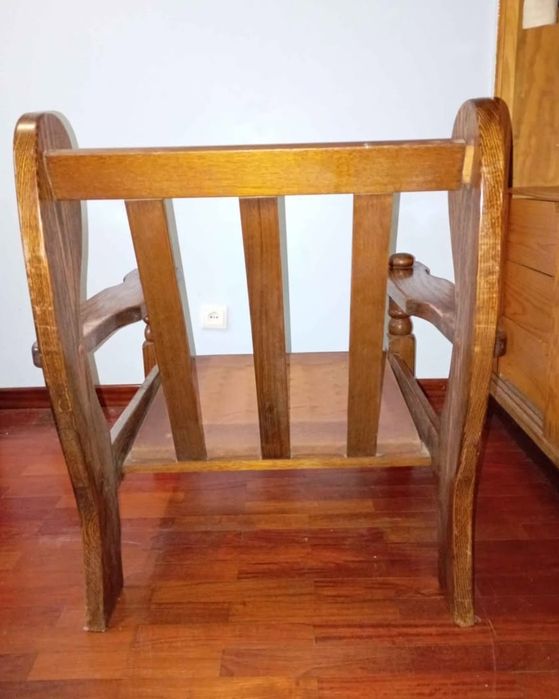 Cadeirão em madeira