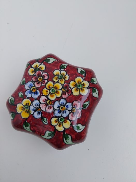 Linda caixinha pintada à mão