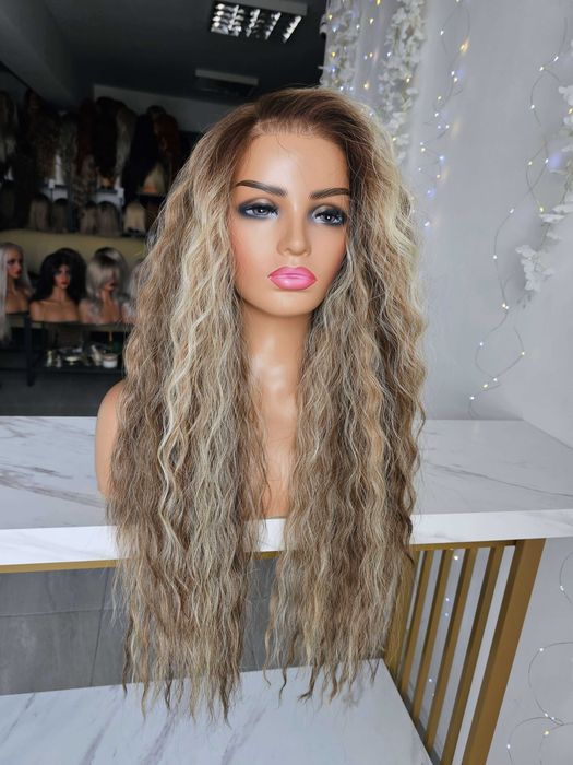 Peruka Taylor premium zmiana przedziałka mix blond fale
