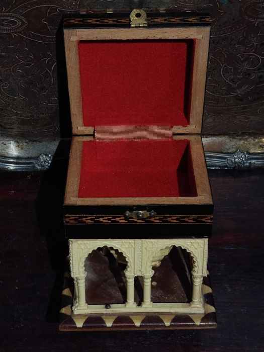 Caixa madeira com embutidos antiga 11 ,2 cm