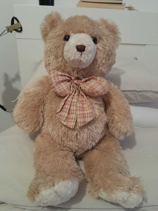 Urso de Peluche com Laço – Muito Fofo