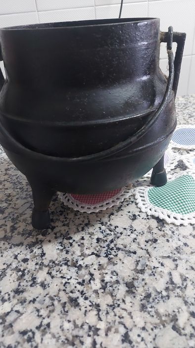 Vendo panela de ferro de 3 pés  de 5 litros sem tampa
