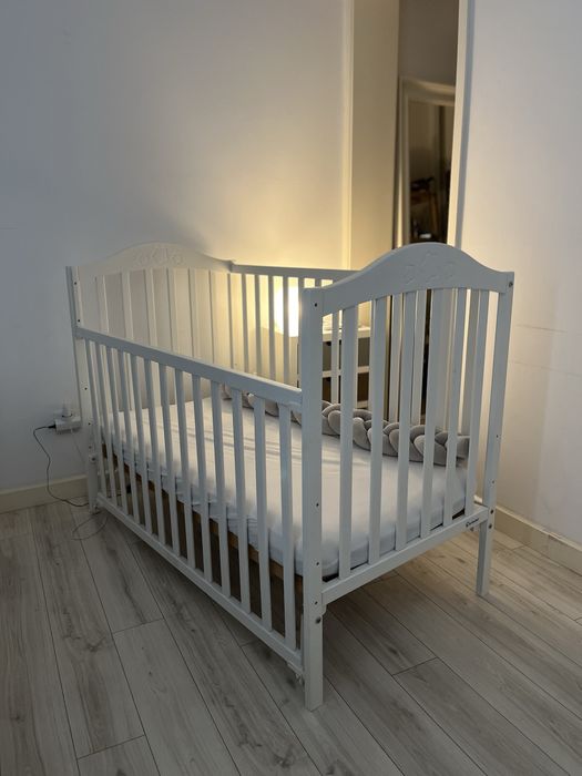 Cama de bebé com grade e altura reguláveis