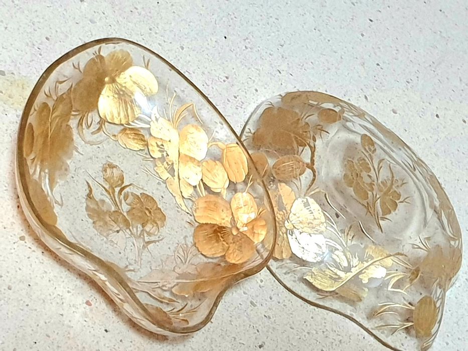 Raras antigas taças em vidro lapidado com folha de ouro Sec. XIX