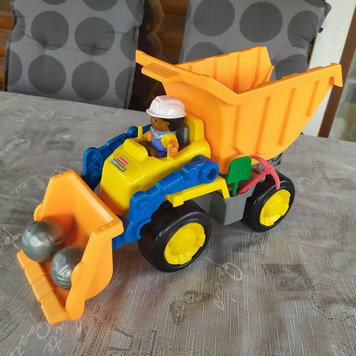 wywrotka Fischer Price z ludzikiem, kulami "betonu", łopatą i kilofem