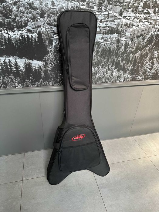 Futerał na gitarę w kształcie V SKB V-Style