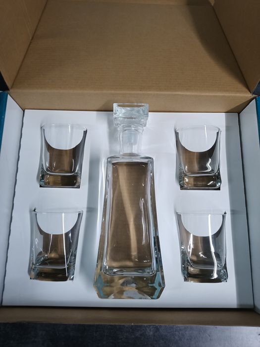 Karafka nowa + 4 szklanki