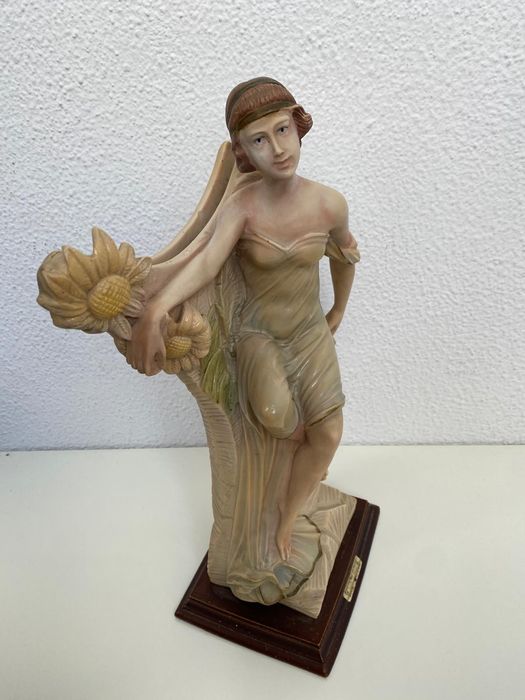 Estatueta muito antiga em marfinite