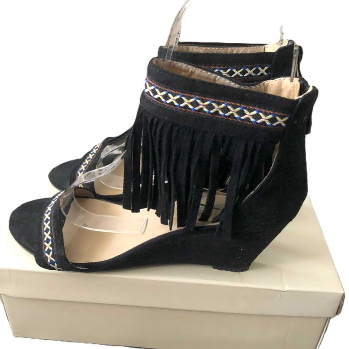 Czarne sandały na koturnie