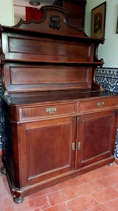 Aparador com alçado, antigo, em madeira maciça, para sala de jantar