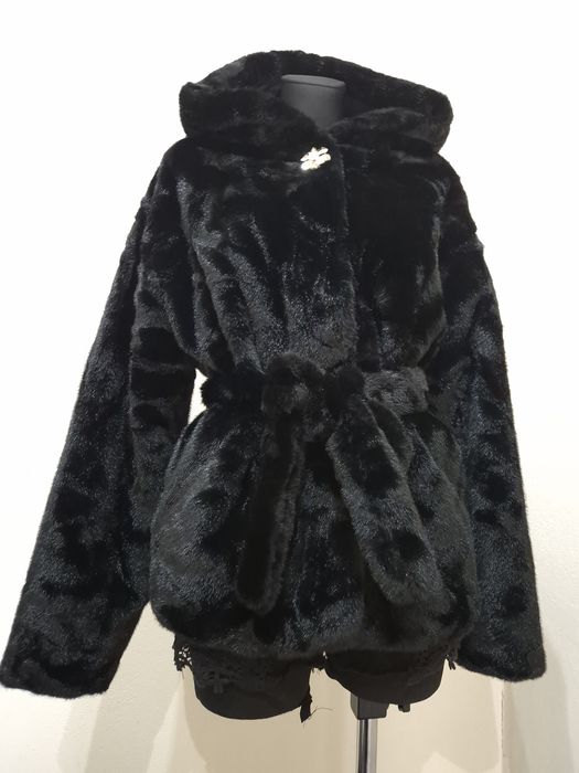 Płaszczyk czarne futerko z paskiem kaptur ozdobna broszka uni