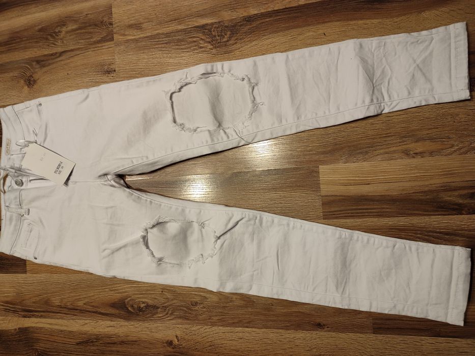 Spodnie białe z dziurami nowe z metką M