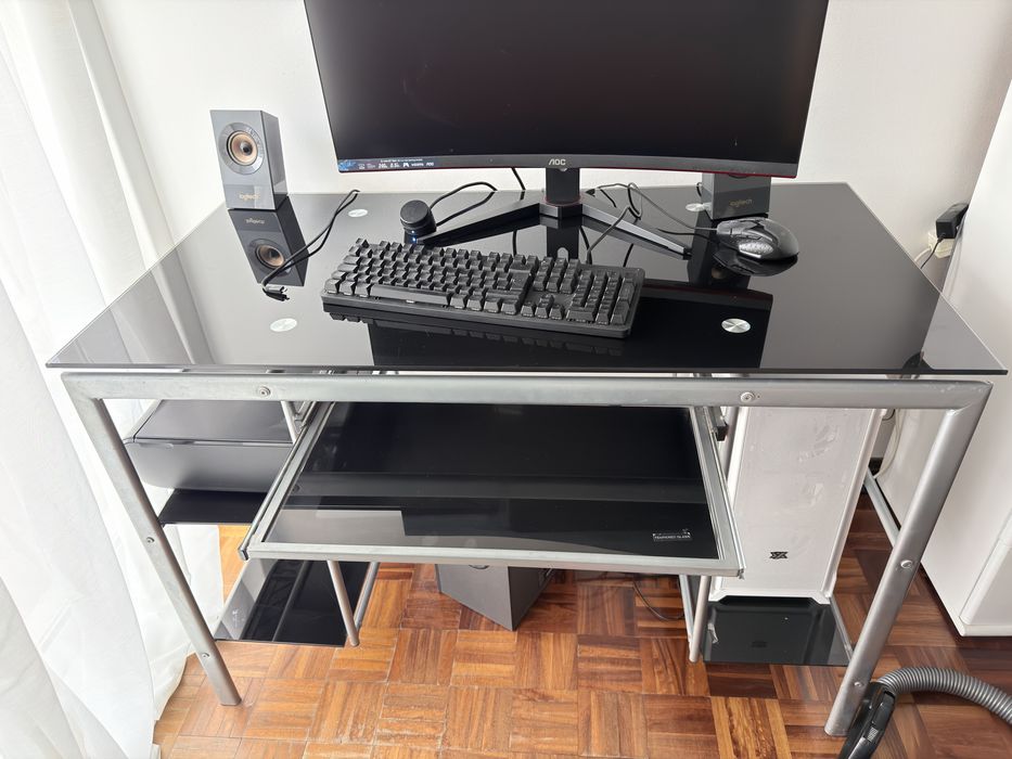 Secretaria em metal e Vidro