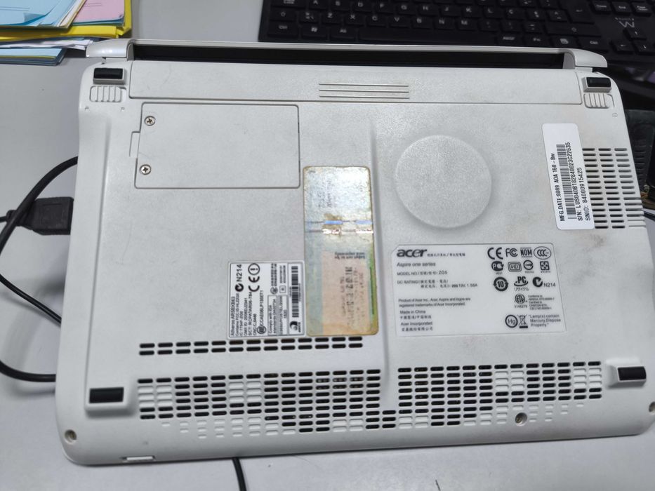 Portátil Acer Aspire One - Series Model ZG5 A FUNCIONAR c/carregador