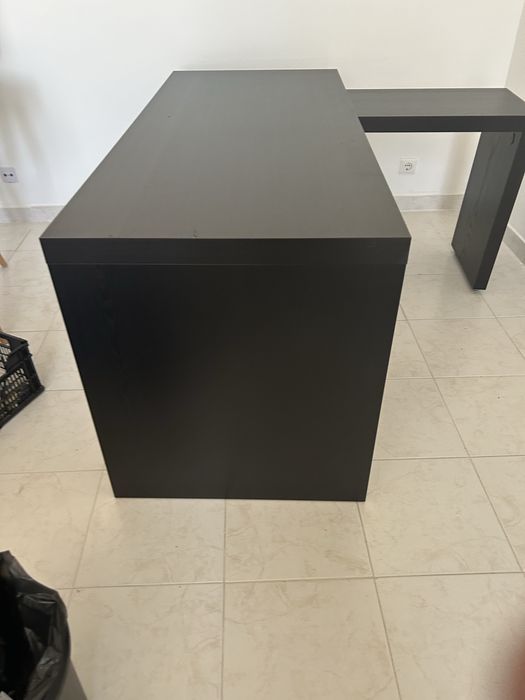 Secretaria em preto modelo ikea