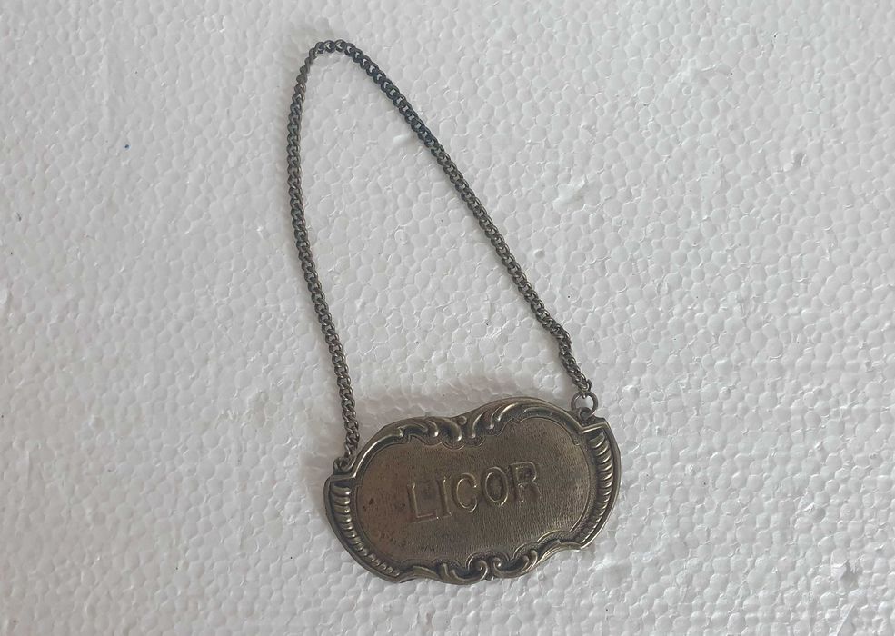 Letreiro / Gargantilha para garrafa de licor, em casquinha, Anos 60