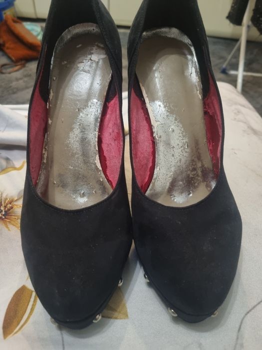 Czarne buty na obcasie.