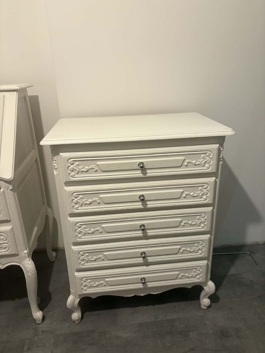 Stylowa komoda w stylu klasycznym – biała