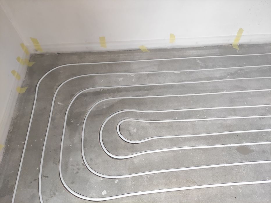 Frezowanie pod ogrzewanie podłogowe oraz montaż ogrzewania podłogowego