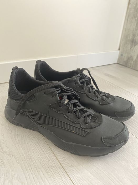 Продам весняні кросівки