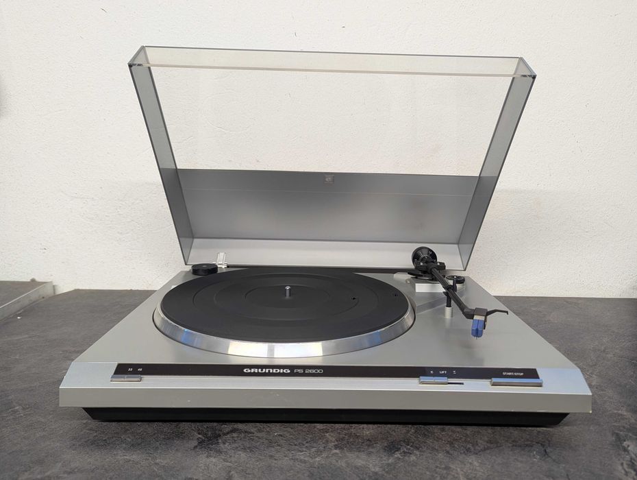Програвач платівок  Grundig PS 2600.