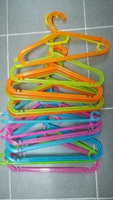 Cabides para roupa de criança