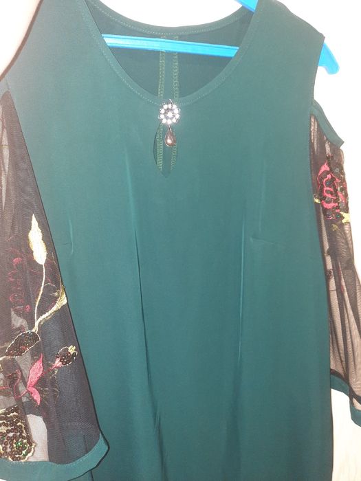 Нове плаття нарядне з гарними рукавами