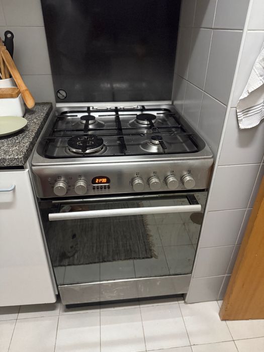 Fogão Ocasião!! Marca Hotpoint Ariston 59L aço inoxidável 4 placas gás