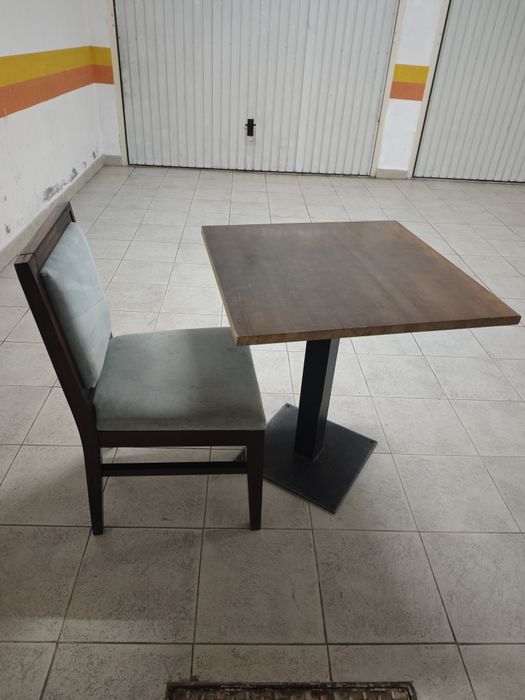 Mesas com 4 cadeiras cada