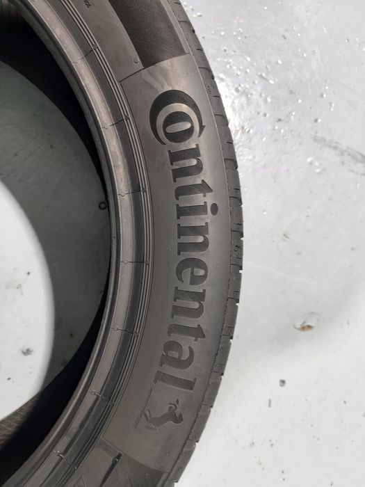 2 pneus semi novos 235-45R18 Continental - Oferta dos Portes