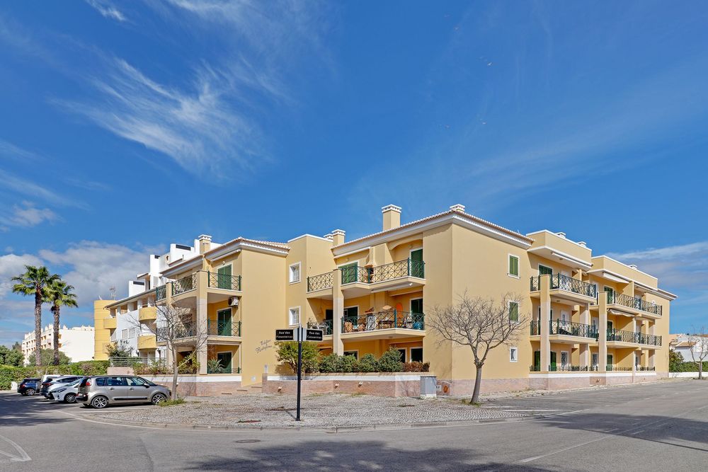 FÉRIAS EM VILAMOURA - Apartamento, em condominio com Jardim, Piscinas, Jacuzzi, e Garagem. A 1 km da praia da falésia