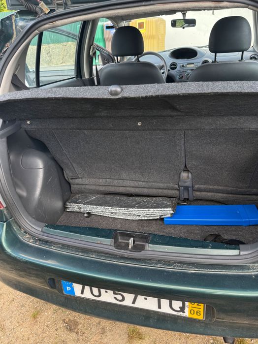 Toyota Yaris 1.0 VVT-i Línea Luna (2002) – Económico e Fiável. Poucos kms